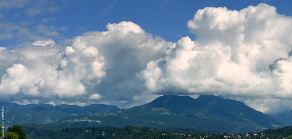 Bergpanorama Liechtensteins vor blauem Himmel riesigen weißen Wolken