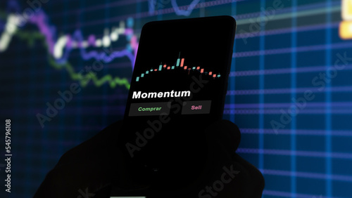 Un inversor está analizando el momentum etf fondo en pantalla. Un teléfono muestra los precios del ETF para invertir. Texto en español.