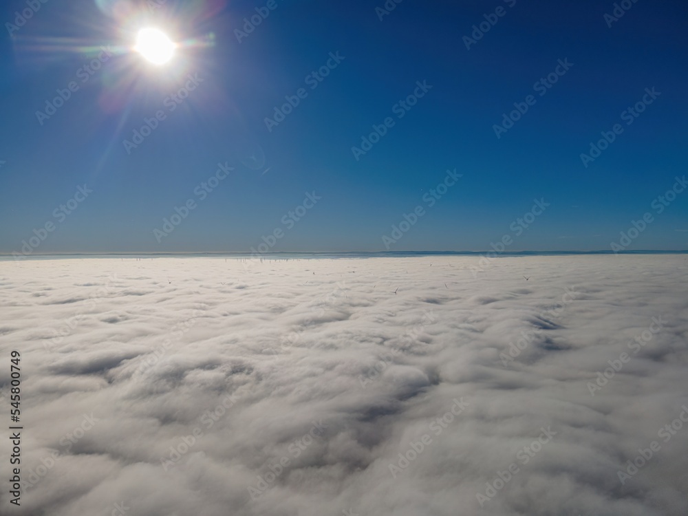 Atmosphäre & Wetter: Windmühlen in Wolken