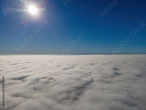 Obraz na płótnie Atmosphäre & Wetter: Windmühlen in Wolken w salonie