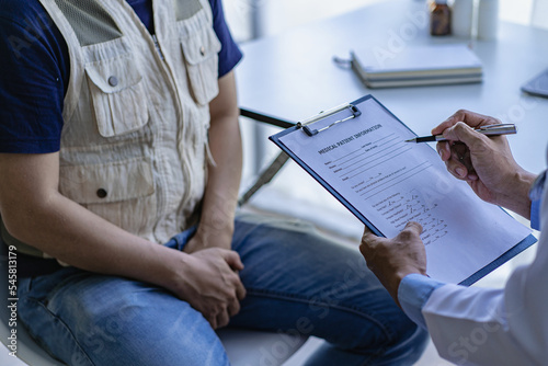 Quadro em tela Female doctor and male testicular cancer patient discuss test results