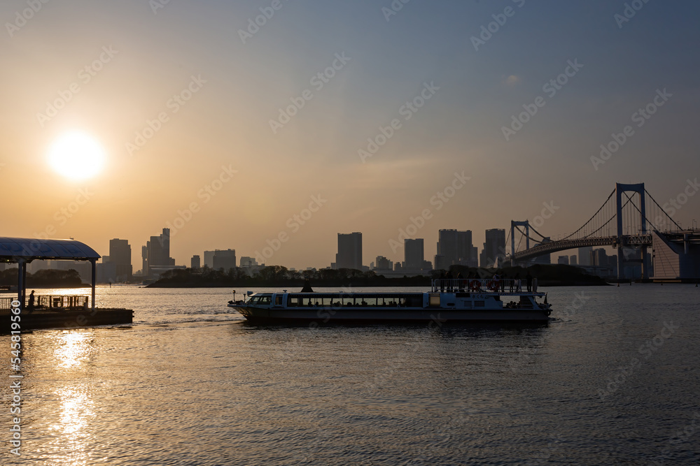 Obraz premium Sunny view of the Rainbow Bridge and cityscape
