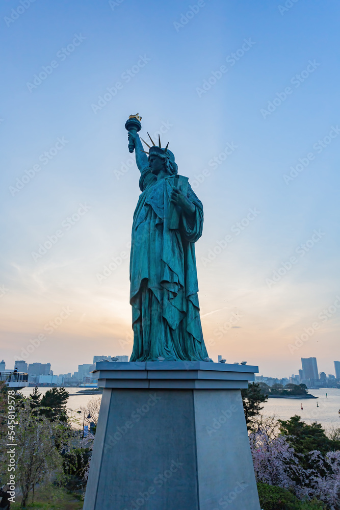 Sunny view of the Odaiba Statue of Liberty