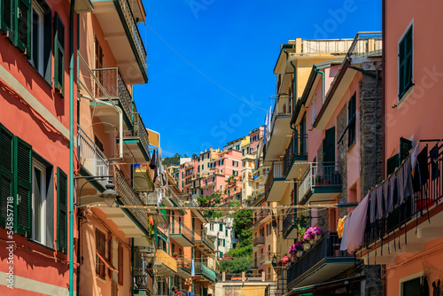 Fototapeta Naklejka Na Ścianę i Meble -  Traditional colorful houses on a narrow street in old town of Manarola in Cinque Terre on the Mediterranean Sea, Italy