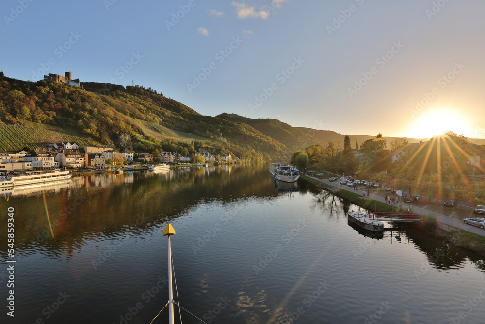 Obraz premium Bernkastel-Kues im Mosel-Tal, Rheinland-Pfalz - Germany