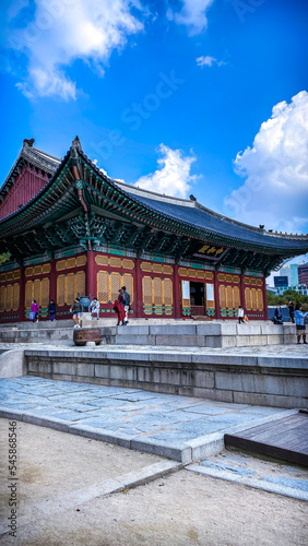 Korean Palace, Korean temple, colorful palace, colorful temple, visiting the palace in seoul, a palace in Seoul, A palace in Korea, Old korean building, tourists at the palace, asian style palace