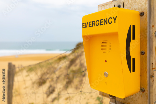 Teléfono de emergencia (emergency) en una playa