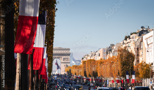 Foto Traffic on Champs Elysee boulevard from Paris, France, with view to Arch of Triumph