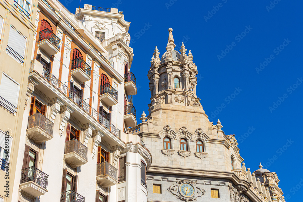 Fototapeta premium Valencia - España, diferentes vistas turísticas de la ciudad, puentes, monumentos, calles y parques