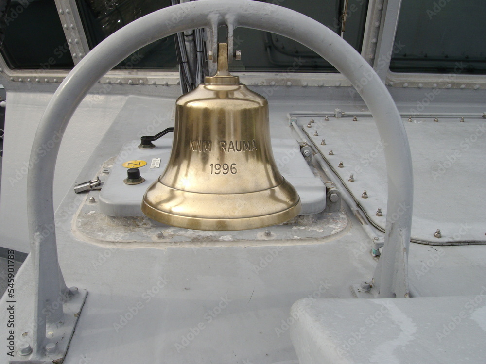 Fototapeta premium Schiffsglocke der KNM Rauma, Marine