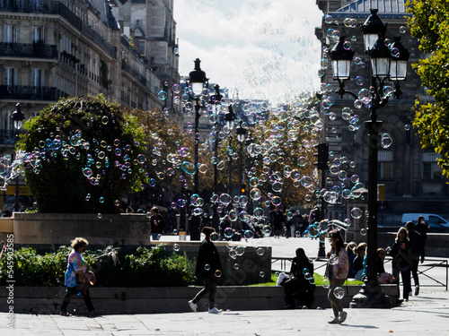 bulles de savon place de l'Hotel de Ville à Paris en France