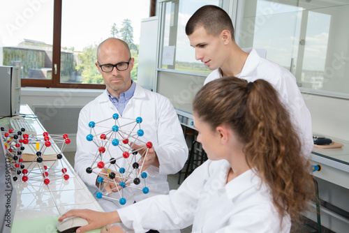 Фотография diligent students studying dna model