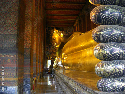 liegender goldener Buddha in Bangkok Wat Pho Tempel 