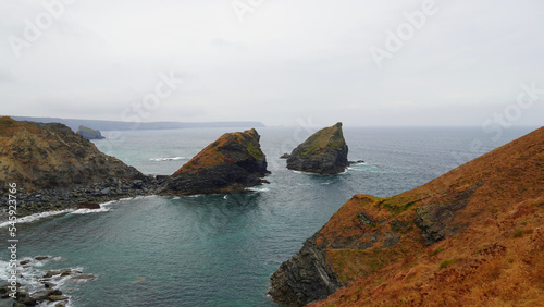 Zwei  zerkl  ftete Felsen im Meer an englischer Steilk  ste