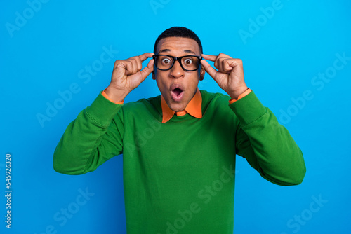 Принти на полотні Photo of impressed astonished man orange shirt green sweatshirt open mouth stari