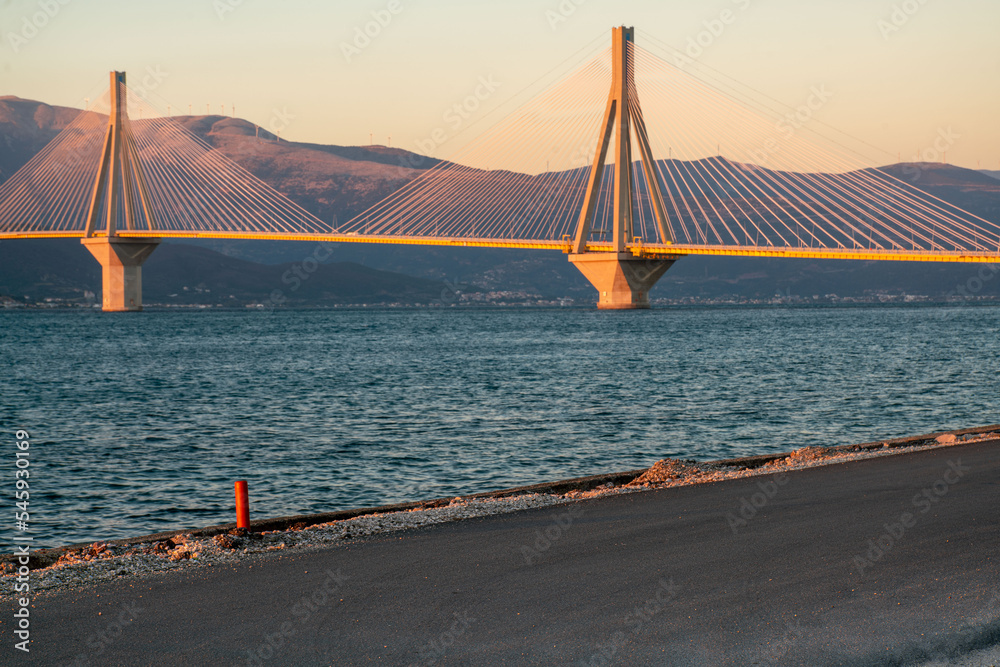 Obraz premium Backplate good for CGI showing an empty road and a spectacular bridge in the background
