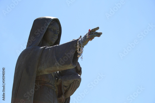 Madonna Skulptur mit Armbändern