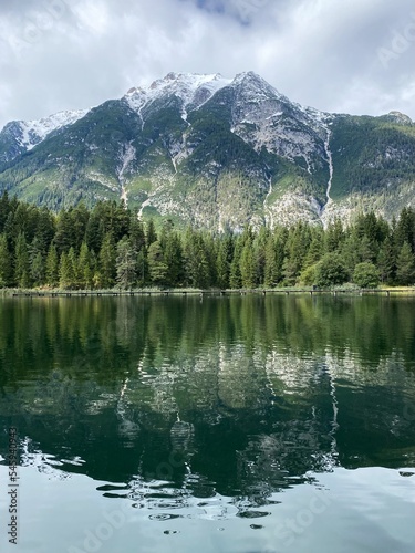 Fototapeta Naklejka Na Ścianę i Meble -  Schöne Landschaft mit Berg, See und Wald