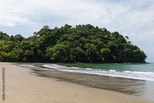 Fototapeta Naklejka Na Ścianę i Meble -  Beach on the coast of the Pacific Ocean in Costa Rica. Manuel Antonio Park