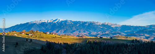 Obraz na płótnie Panoramaaufnahme des Bucegi Gebirge am östlichen Rand der Südkarpaten nahe Brasov in Rumänien w salonie