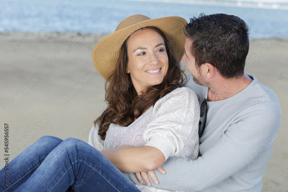 Obraz premium romantic couple hugging and smiling