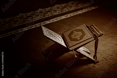 Foto The Holy Alquran, holy book of Muslims and wooden prayer beads in a mosque