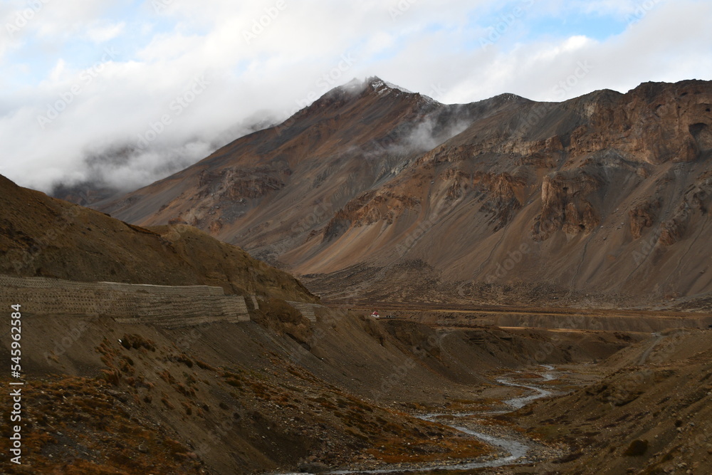 Naklejka premium Lachung La to Sarchu, Ladakh (India)