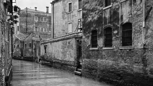 Venedig - kleiner Kanal mit verfallenden Häusern photo