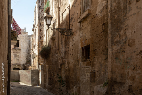 Fototapeta Naklejka Na Ścianę i Meble -  Gasse in der Stadt Tarent, Apulien, Italien