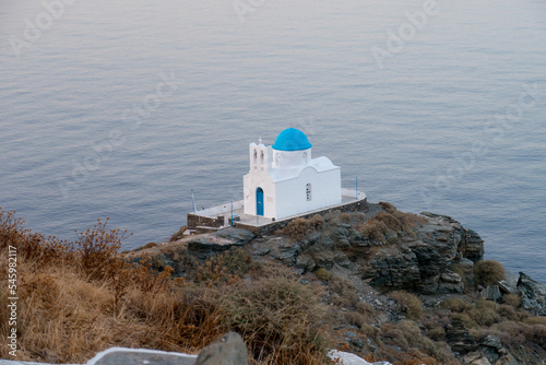 Petite chapelle face à la mer sur l'île de Milos - Cyclades