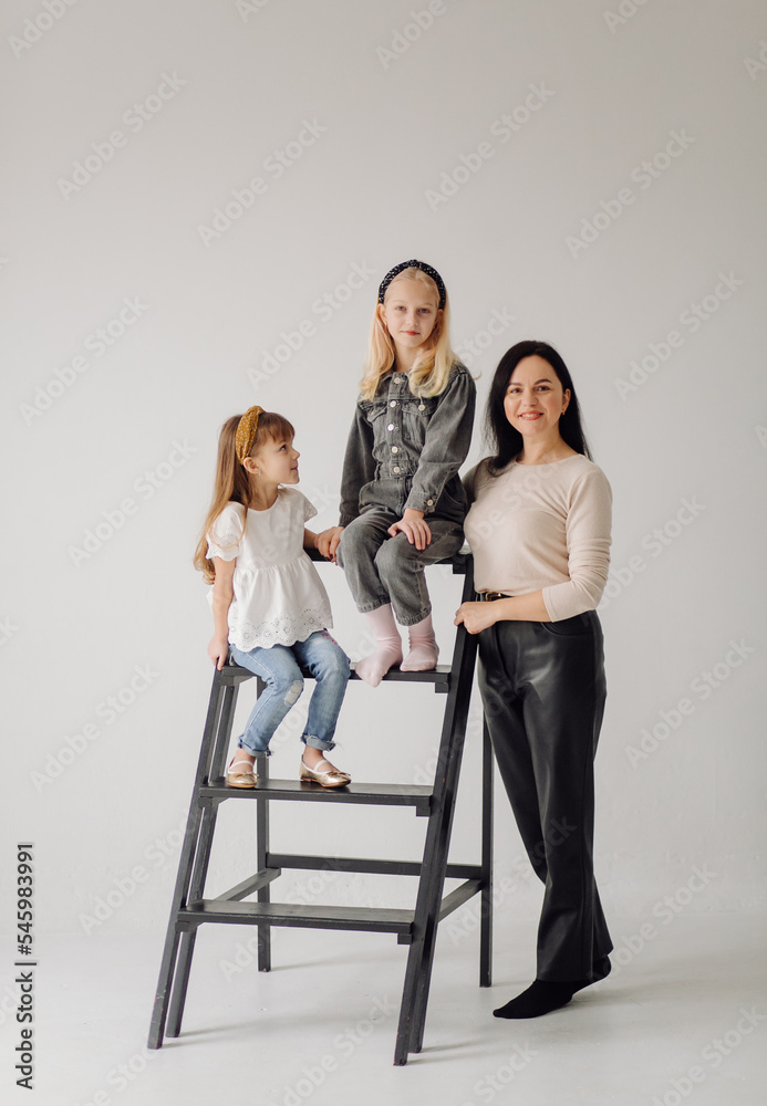 Obraz premium Childhood, fun, family concept. Fashionable sisters posing.