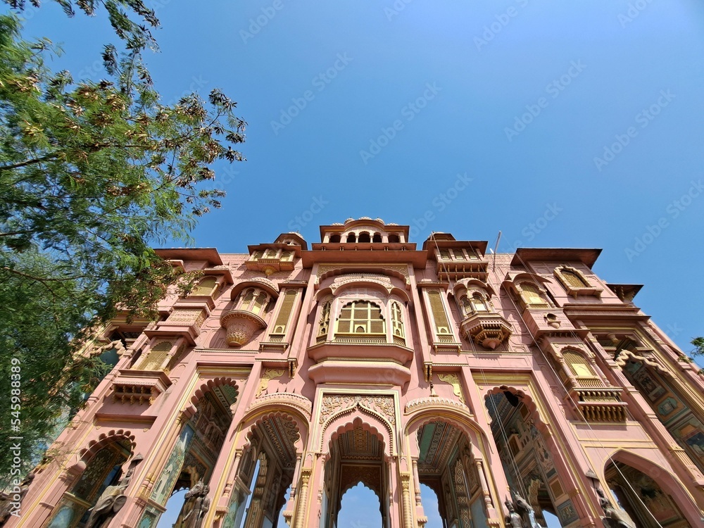 Obraz premium Low-angle shot of the spectacular Patrika Gate against a clear blue sky
