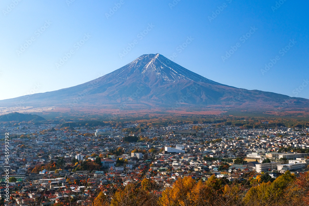 山梨県富士吉田市 秋の新倉山公園、南側にある展望台から見る富士山と富士吉田市街