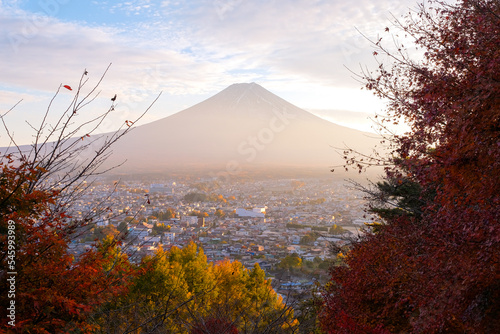 山梨県富士吉田市 夕暮れの新倉富士浅間神社、さくや姫階段から見える紅葉と富士山