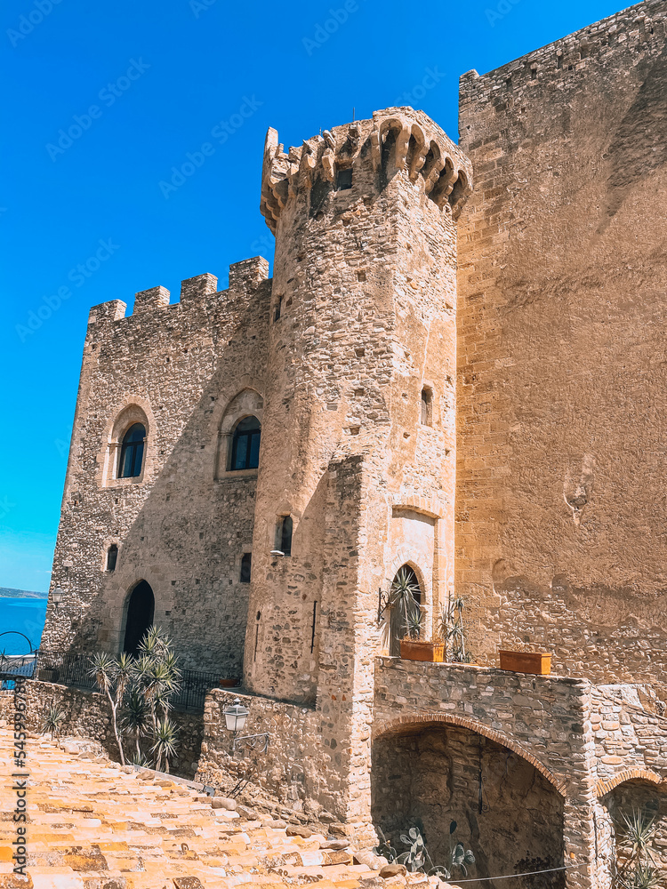 Roseto Capo Spulico, Calabria. Edifici storici, monumenti e dettagli di una città sul mare.