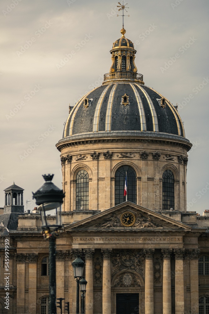 Obraz premium Vertical shot of the Institut des Beaux-Arts, in Paris, France