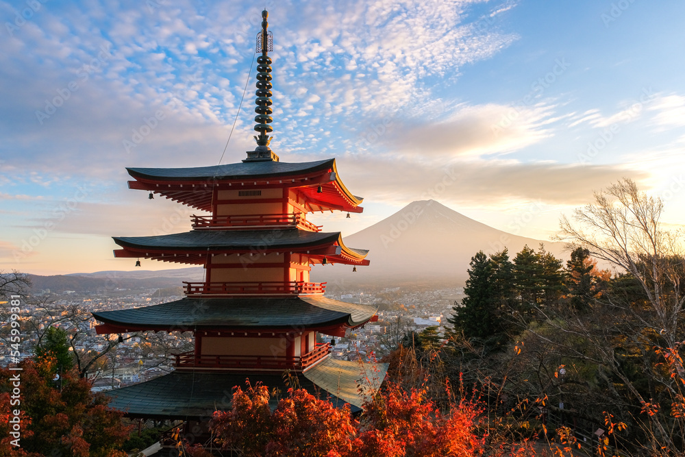 Fototapeta premium 山梨県富士吉田市 秋の新倉山浅間公園から見る夕暮れの富士山と忠霊塔