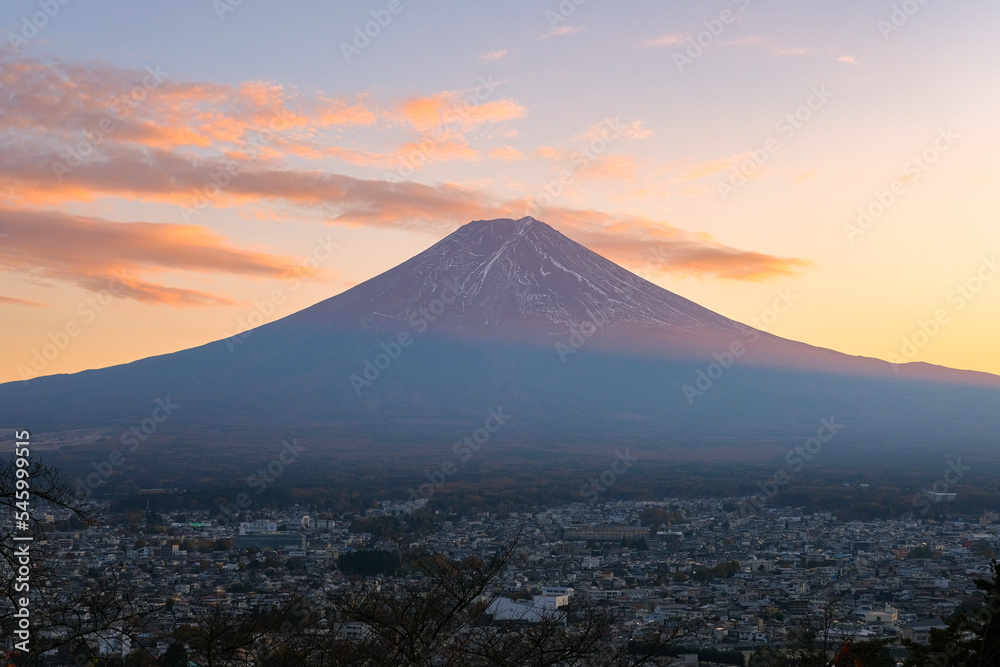 山梨県富士吉田市 秋の新倉山浅間公園から見る夕暮れの富士山