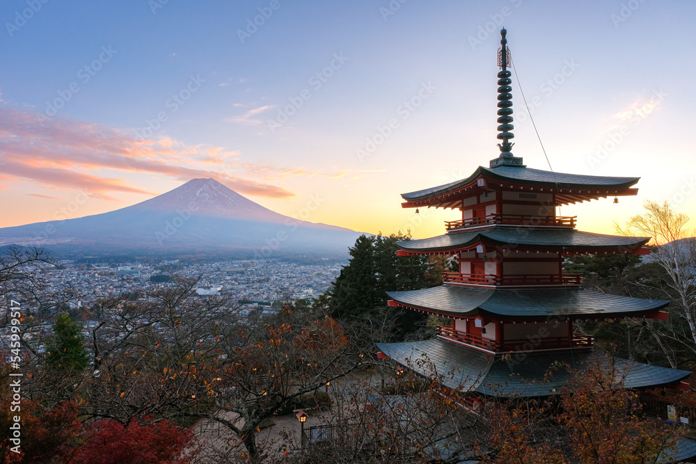 山梨県富士吉田市 秋の新倉山浅間公園から見る夕暮れの富士山と忠霊塔