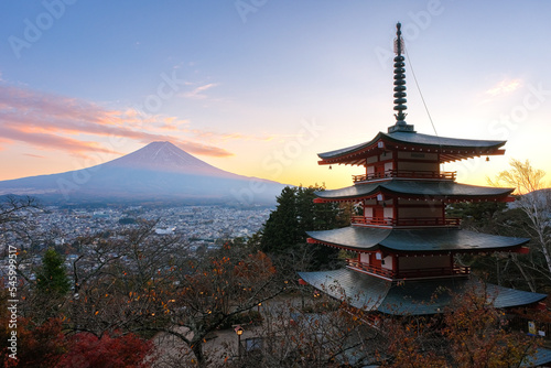 山梨県富士吉田市 秋の新倉山浅間公園から見る夕暮れの富士山と忠霊塔