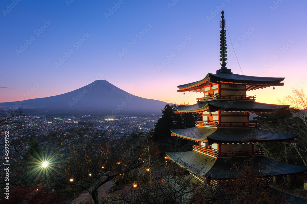 山梨県富士吉田市 秋の新倉山浅間公園から見る日没の富士山と忠霊塔