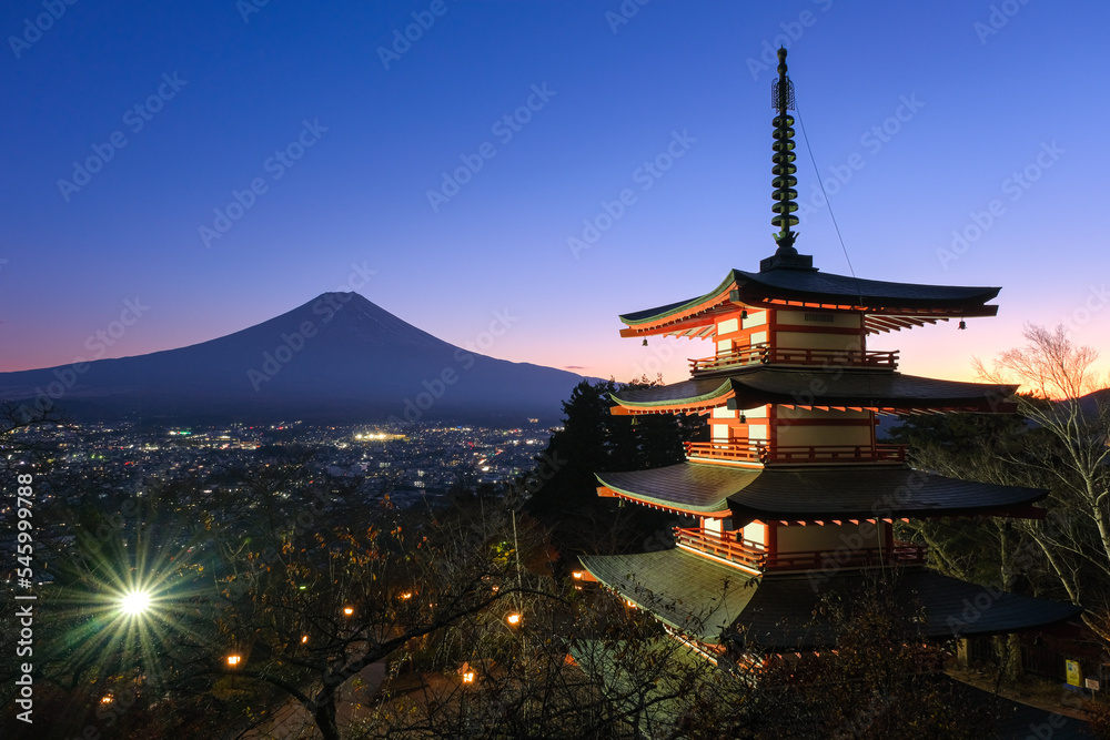 山梨県富士吉田市 秋の新倉山浅間公園から見る日没の富士山と忠霊塔