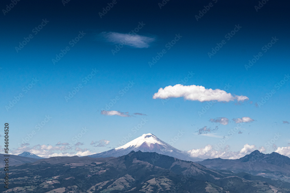 Cotopaxi - Volcan - Paisaje - Cordillera - Los Andes - Parque Nacional - Turismo - Naturaleza - Ecuador - Sierra - Quito - Cielo despejado - Cielo Azul - Montaña