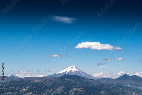 Cotopaxi - Volcan - Paisaje - Cordillera - Los Andes - Parque Nacional - Turismo - Naturaleza - Ecuador - Sierra - Quito - Cielo despejado - Cielo Azul - Montaña photo