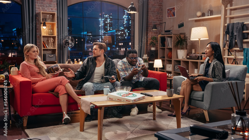 Foto de Television Sitcom: Four Diverse Friends having Fun in the Living  Room. Funny TV Show Girls Reading and Working, Guys Playing Video Games on  a Couch. Comedy Series on Channel, Streaming