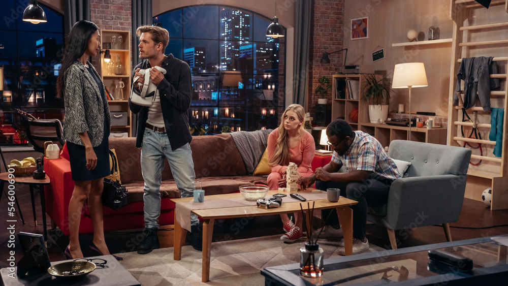 Naklejka premium Television Sitcom Concept: Four Friends have Fun in Living Room. Funny Sketch About Two Couples. Guy in VR Headset Is Addicted to Virtual World. Comedy Special on Cable Channel, Streaming Service.