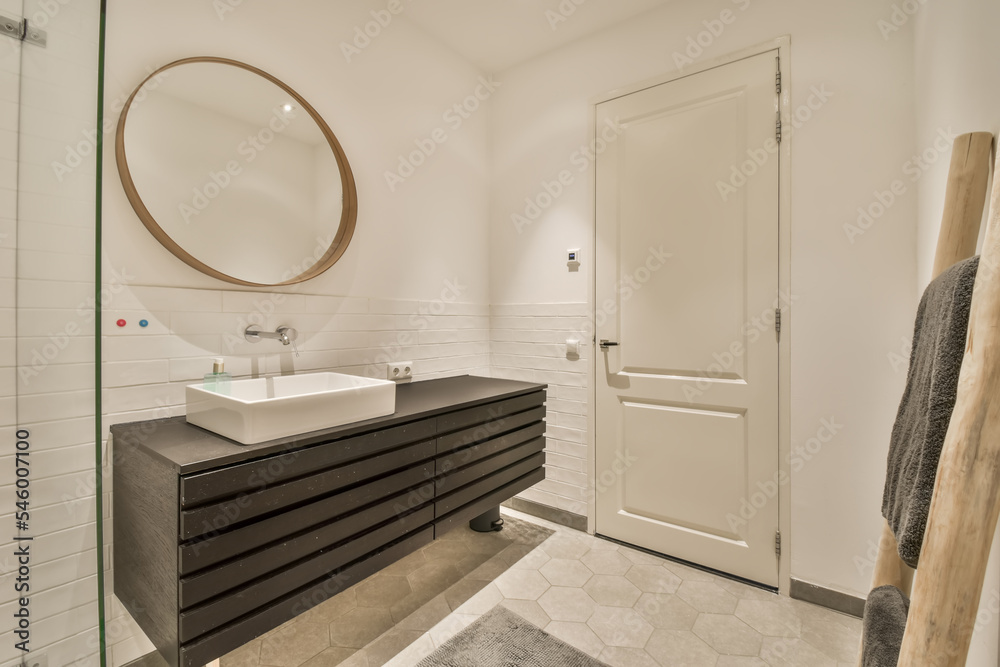 © ADDICTIVE STOCK - Sink next to a mirror with white walls