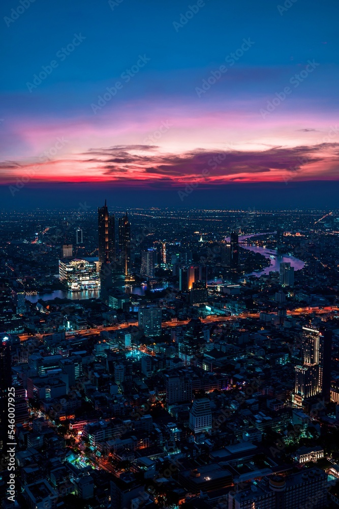Fototapeta premium Vertical shot of the cityscape of Bangkok city in Thailand under the purple sunset sky