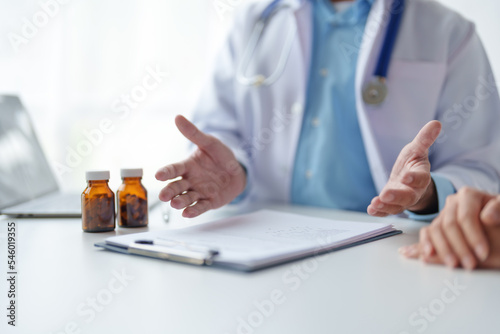 Doctor records the patient's history. The treatment log describes the effects of the disease and describes medications in detail, side effects, medications, and self-care methods.
