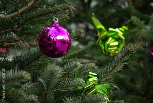Boule de Noël violette et rubans verts